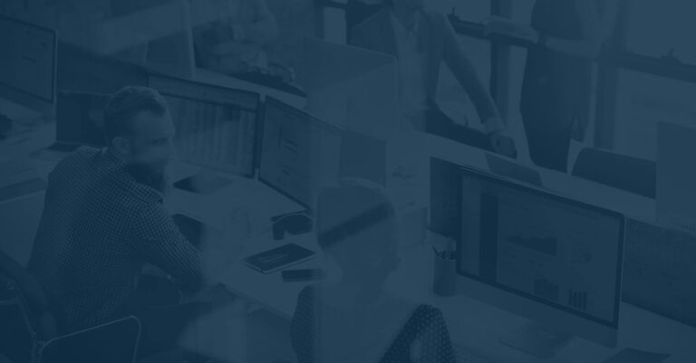 Para w pracy siedzi przy komputerach